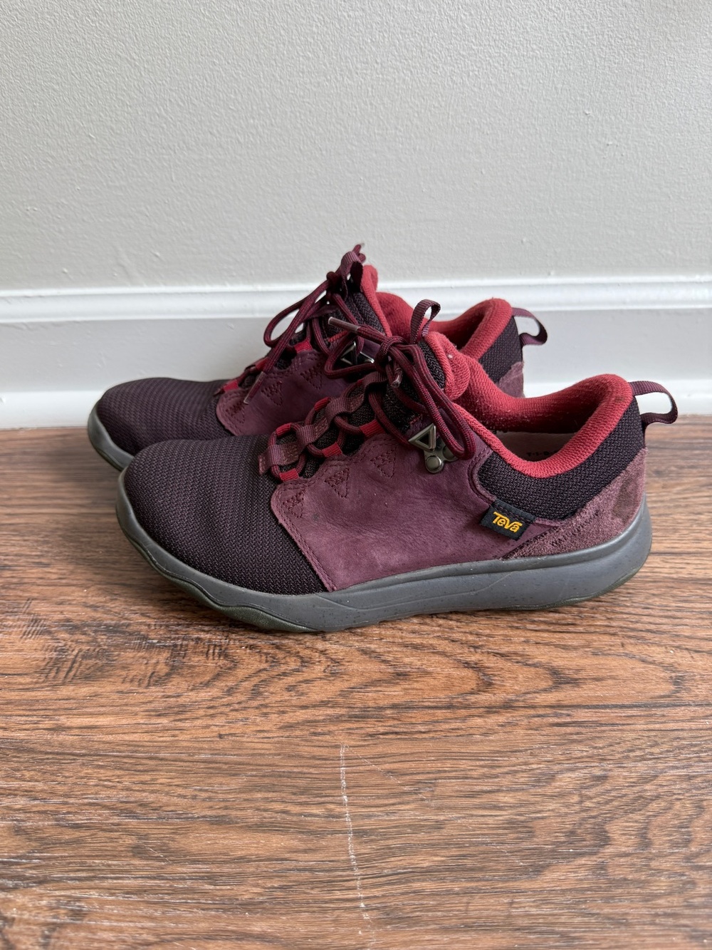 Teva Arrowood Waterproof Burgundy Purple Leather Hiking Shoes Size 7M Women’s
